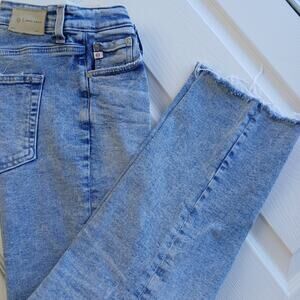 AG Alexxis Crop High Rise Vintage Fit 28 straight leg cutoff raw hem light wash